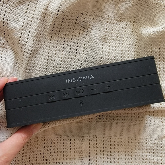 Insignia Portable Black Bluetooth Speaker NS-SPBTBRICK-C - Picture 2 of 7